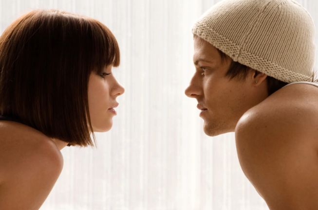 eye contact, brown-ahired lady, smiling woman, starting into eyes, man in a beanie