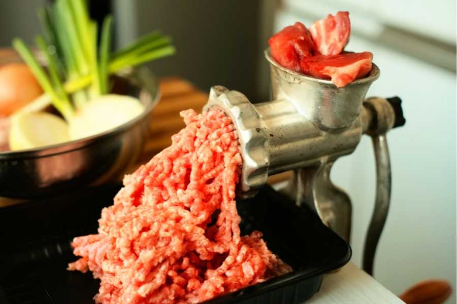 meat grinder, countertop, ground beef, ground meat, vintage kitchen utensils
