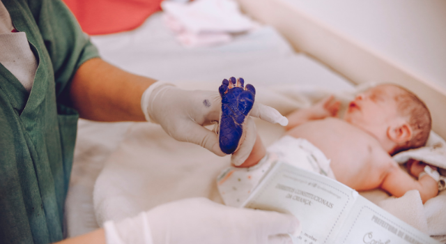 baby, footpriunt baby, newborn baby, birth certificate, doctor and baby