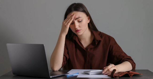 upset woman, woman at computer, calculator, stress, anxiety