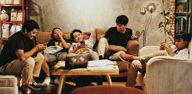 teens, teen house, teens hanging out, teens having fun, teenagers