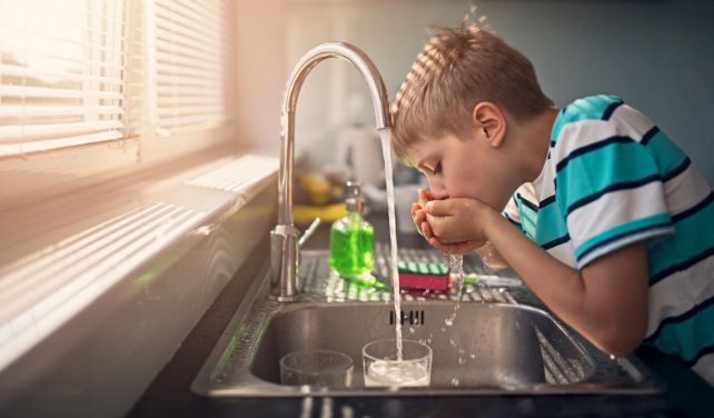 tap water, kitchen water, boy drinking, thirsty boy, kitchen sink