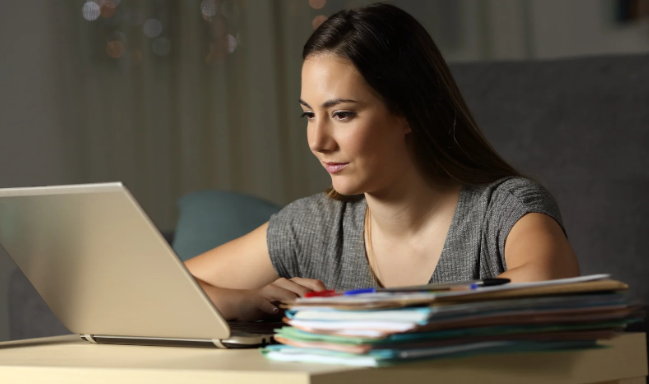 commenter, online comments, opinions, woman and laptop, reading a story