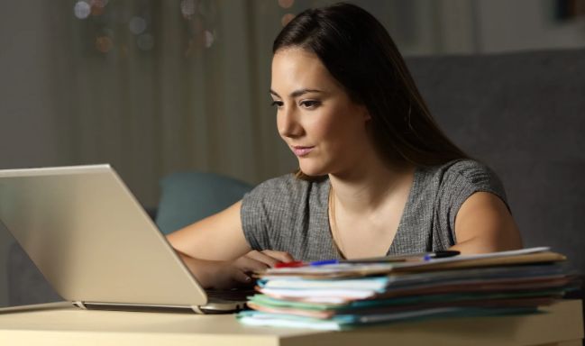 commenter, online comments, opinions, woman and laptop, reading a story