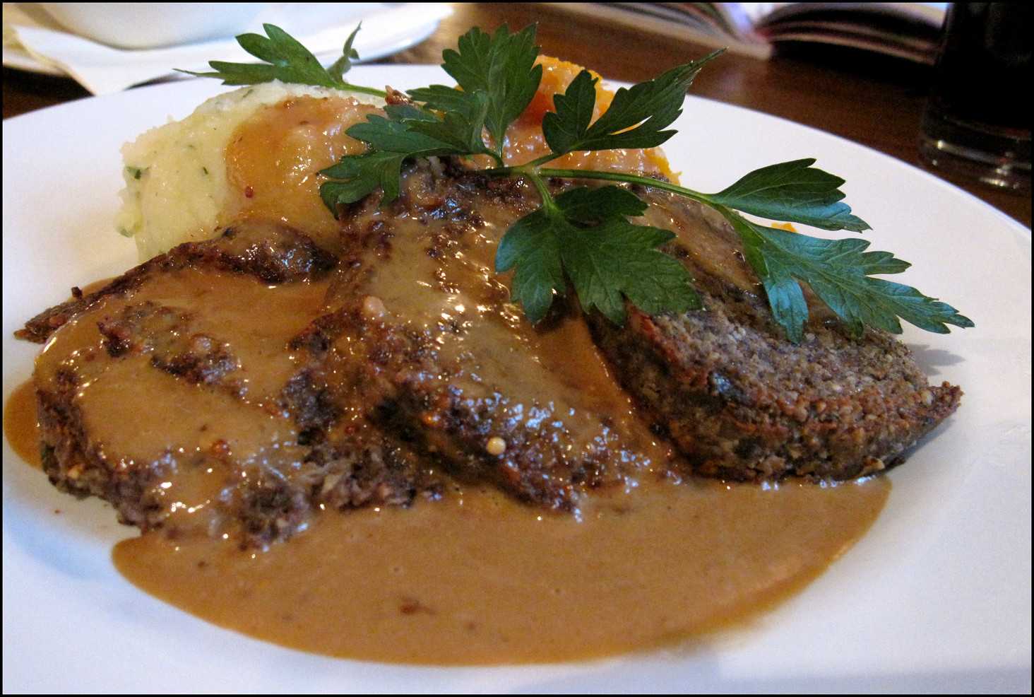 haggis, sheep stomach, cooked haggis, scottish food, haggis and gravy