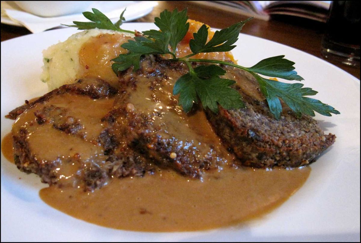 haggis, sheep stomach, cooked haggis, scottish food, haggis and gravy