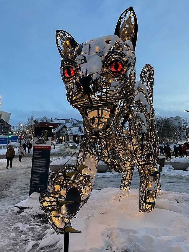 yule cat sculpture