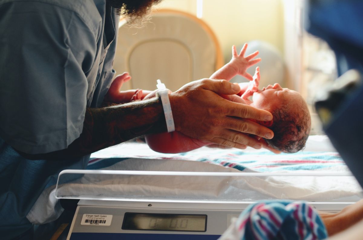 mother-in-law in delivery room; Reddit AITA; delivery room boundaries; new parents; motherhood