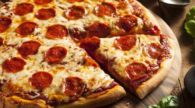 pizza, hot pizza, whole pizza, pizza sauce, cheesy pizza