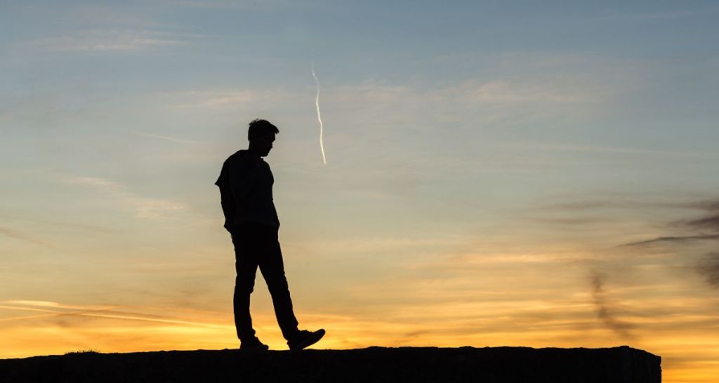 What it means to look at the ground while walking, according to psychology