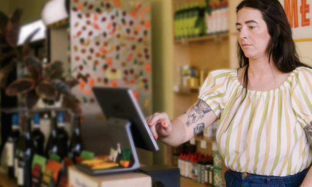 A customer screamed “finish my sandwich” at a Subway employee. Their perfect response went viral for all the right reasons.