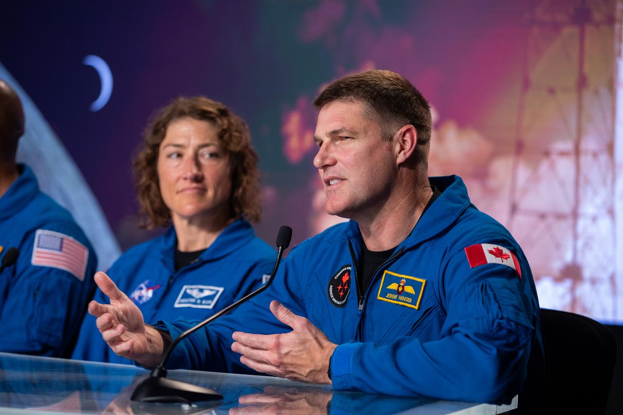 Canadian astronaut Jeremy Hansen and American astronaut Christina Koch before leaving on the Artemis II mission