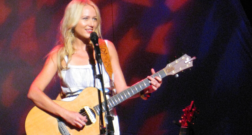 At 19, Jewel turned down a million-dollar record deal. Decades later, she says it was the best decision she ever made.