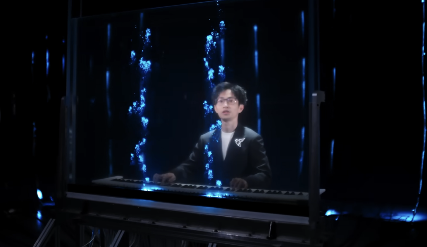 A man who wanted to ‘see music’ paired a piano with bioluminescent algae. It’s magical to watch.