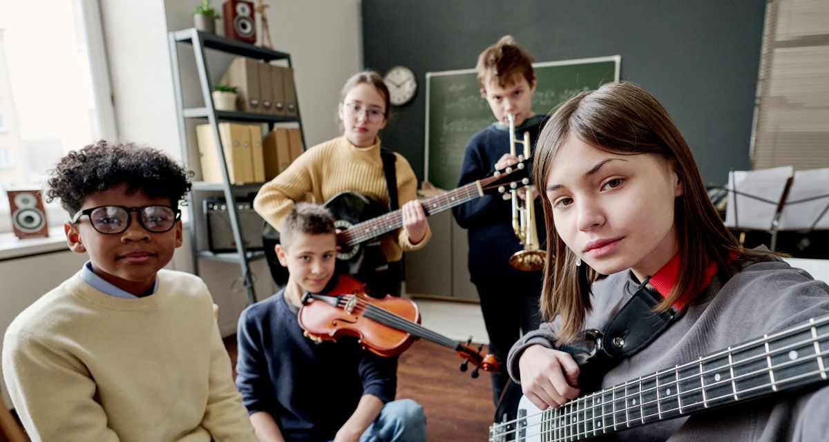 Teacher creates ‘Circle of Fifths’ song for his kids to sing on the spot