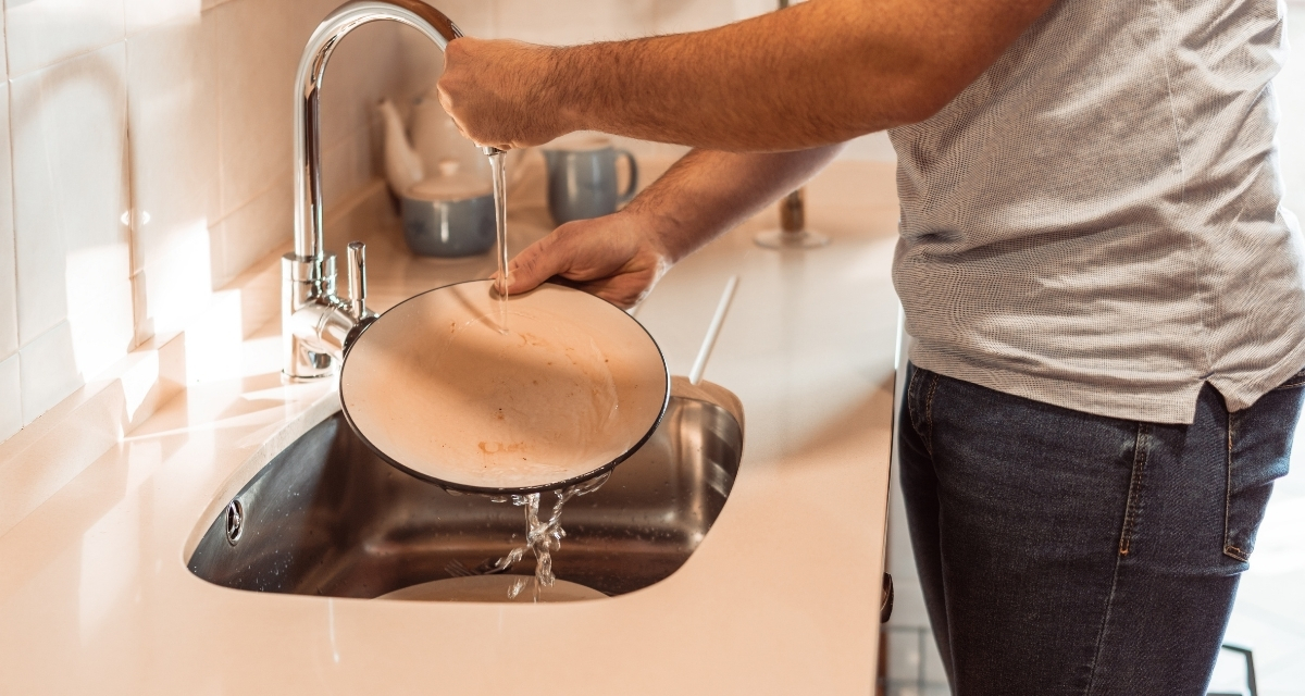 rinsing dishes, dishwasher, washing dishes