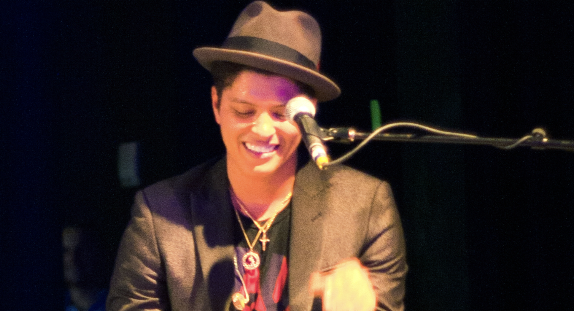 Bruno Mars read his dad’s amazing text after getting a street named after him. The ending was perfect.