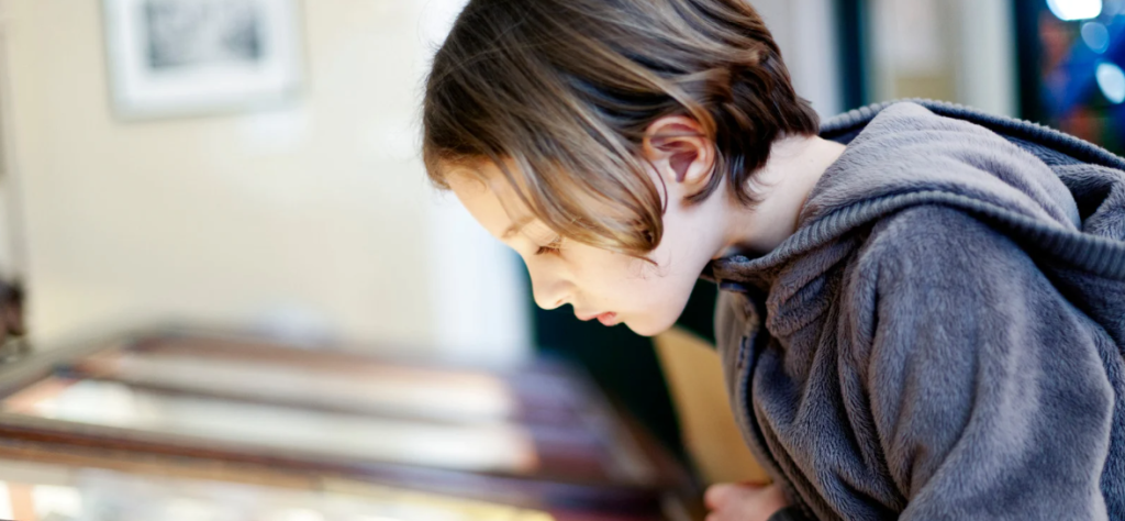 museum fatigue, museum display, history, child at museum posture