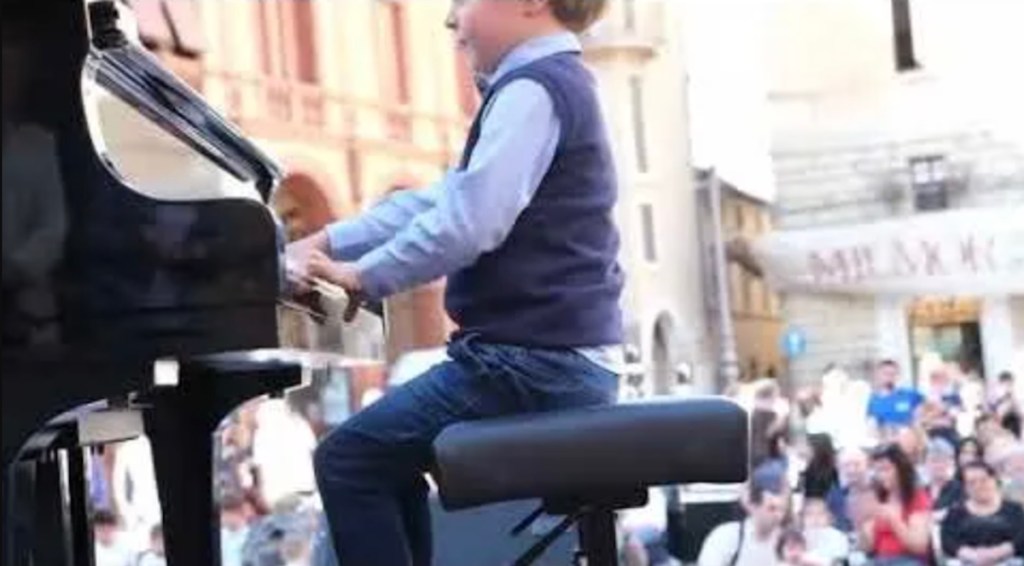 Watch a 5-yr-old Italian piano prodigy blow away the crowd with his extraordinary ability
