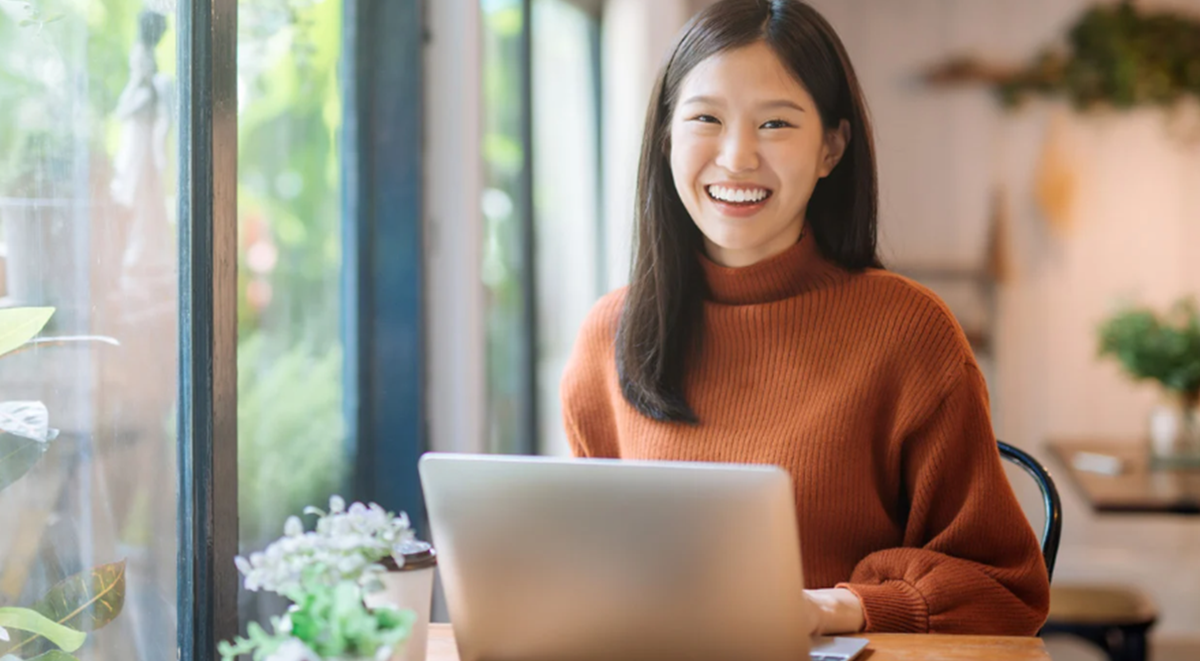 woman, laptop, coffee shop, working, smiling woman