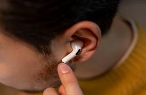 airpods, earbuds, public spaces, etiquette, social skills, people skills, small talk, anxiety, social anxiety, psychology, technology, society, culture