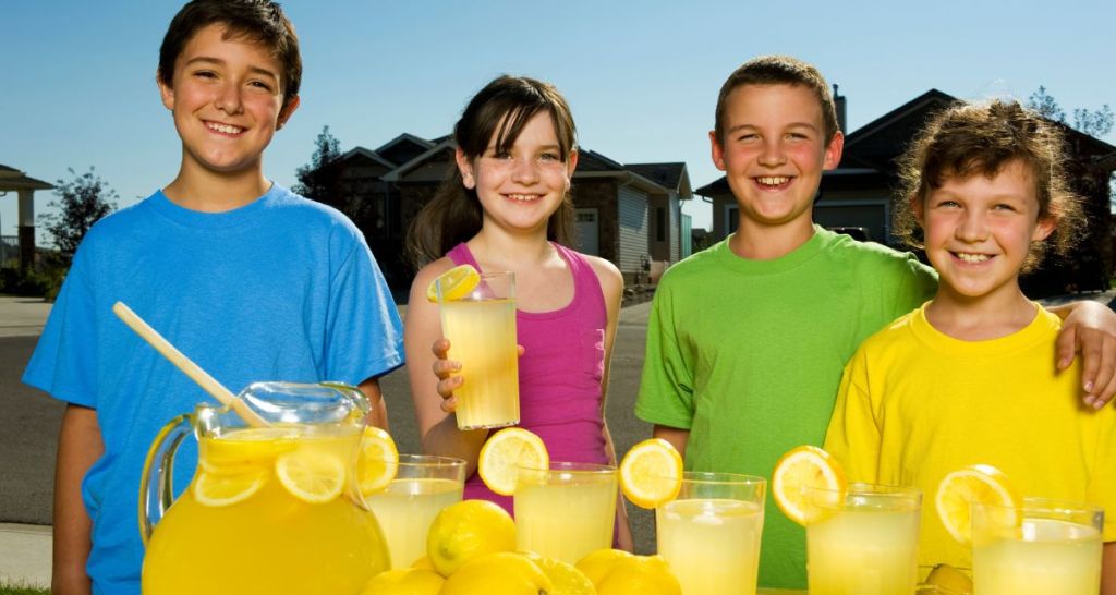 Kansas City police were called to shut down 2 boys’ lemonade stand. They supported them instead.