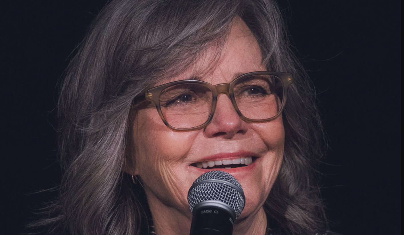 Sally Field got the call that her father had died mid-scene on ‘Mrs. Doubtfire.’ Robin Williams noticed before she said a word.