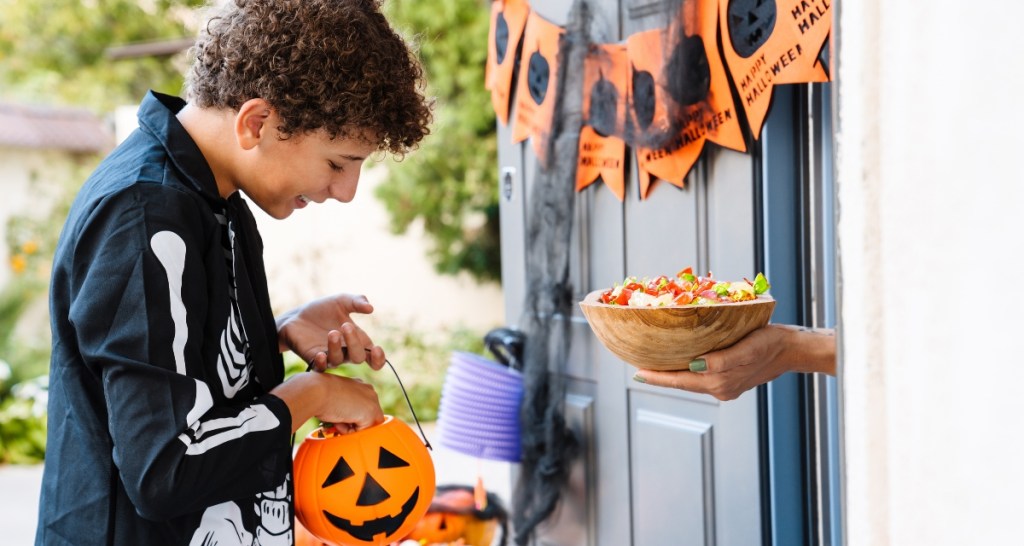 83 neighbors made ‘Halloween in July’ for birthday of autistic boy who loves trick-or-treating
