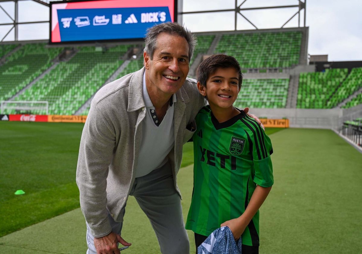 John Harkes coaching a payer at the Summer of '94 community event.