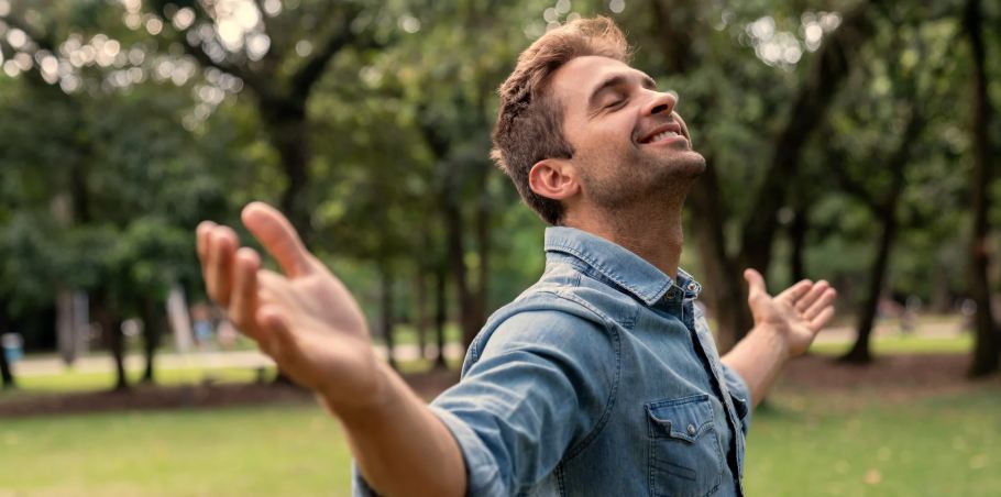 peaceful man, man in park, peaceful in park, mindfulness, quiet ego